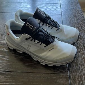 ON trailing sneakers, lightly worn no scratches size 10 US